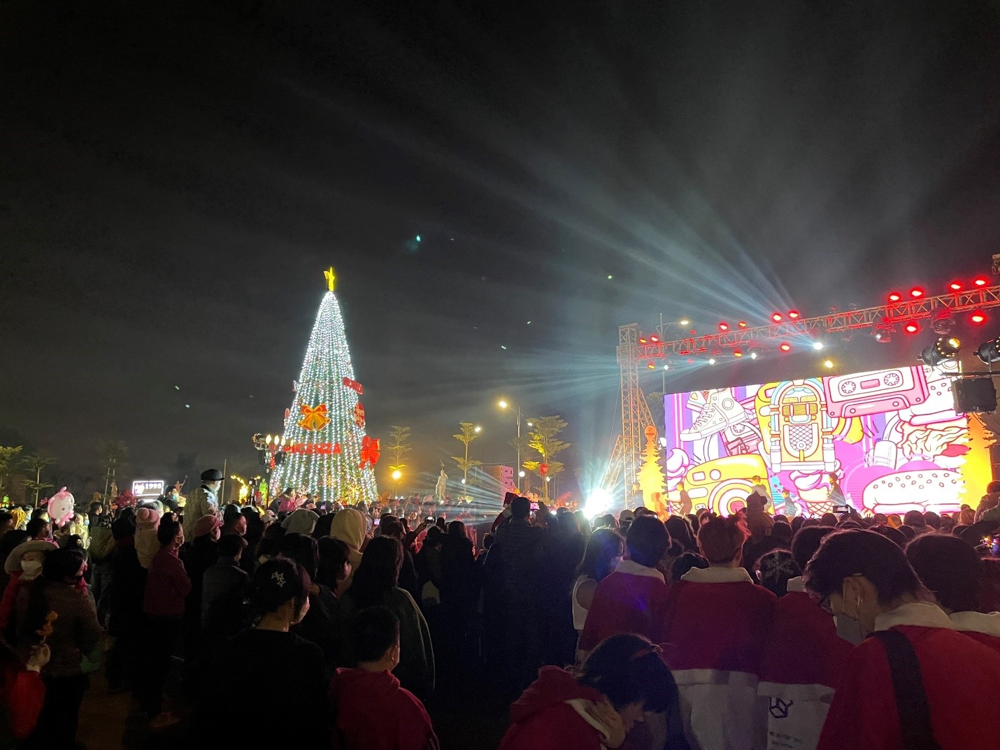 Ấn tượng đêm hội giáng sinh Picenza Riverside by night - Sơn La
