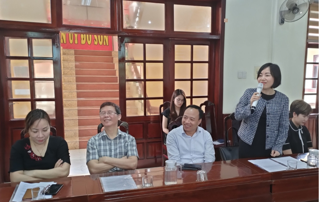 Bà Nguyễn Thị Thu Trang - Phó Tổng giám đốc kinh doanh - marketing Công ty CP Đầu tư và Du lịch Vạn Hương (kiêm P.TGĐ công ty CP Glexhomes) phát biểu tại Hội nghị