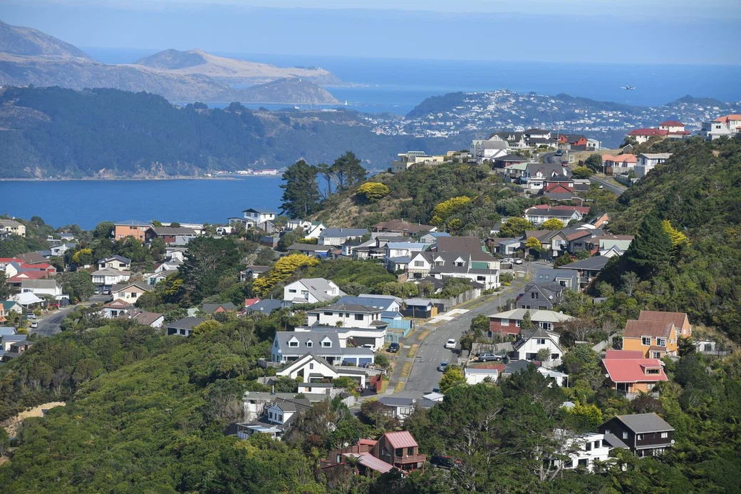 Một khu dân cư gần Wellington ở New Zealand. Nước này gần đây đã siết quy định cho vay thế chấp, động thái nhằm hạ nhiệt thị trường địa ốc - Ảnh: Xinhua